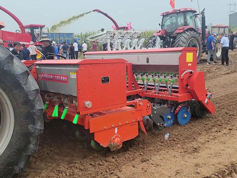 奧龍旋耕施肥二次鎮(zhèn)壓復式播種機作業(yè)錄像